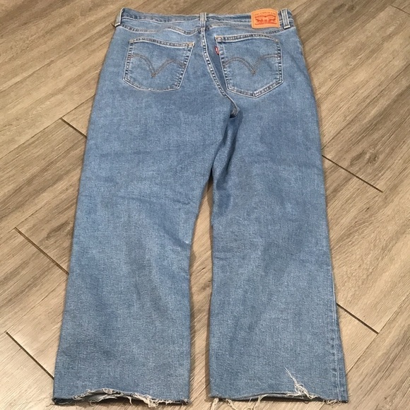 Levi’s size 32 Ribcage Straight Ankle Button Fly Fray Hem Light Wash Jeans - Picture 5 of 15